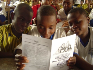 Jóvenes por los Derechos Humanos proporciona publicaciones y materiales para	actividades educativas de grupo.