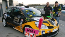 Niki Lanik con su auto de carreras Y4HR y medallas